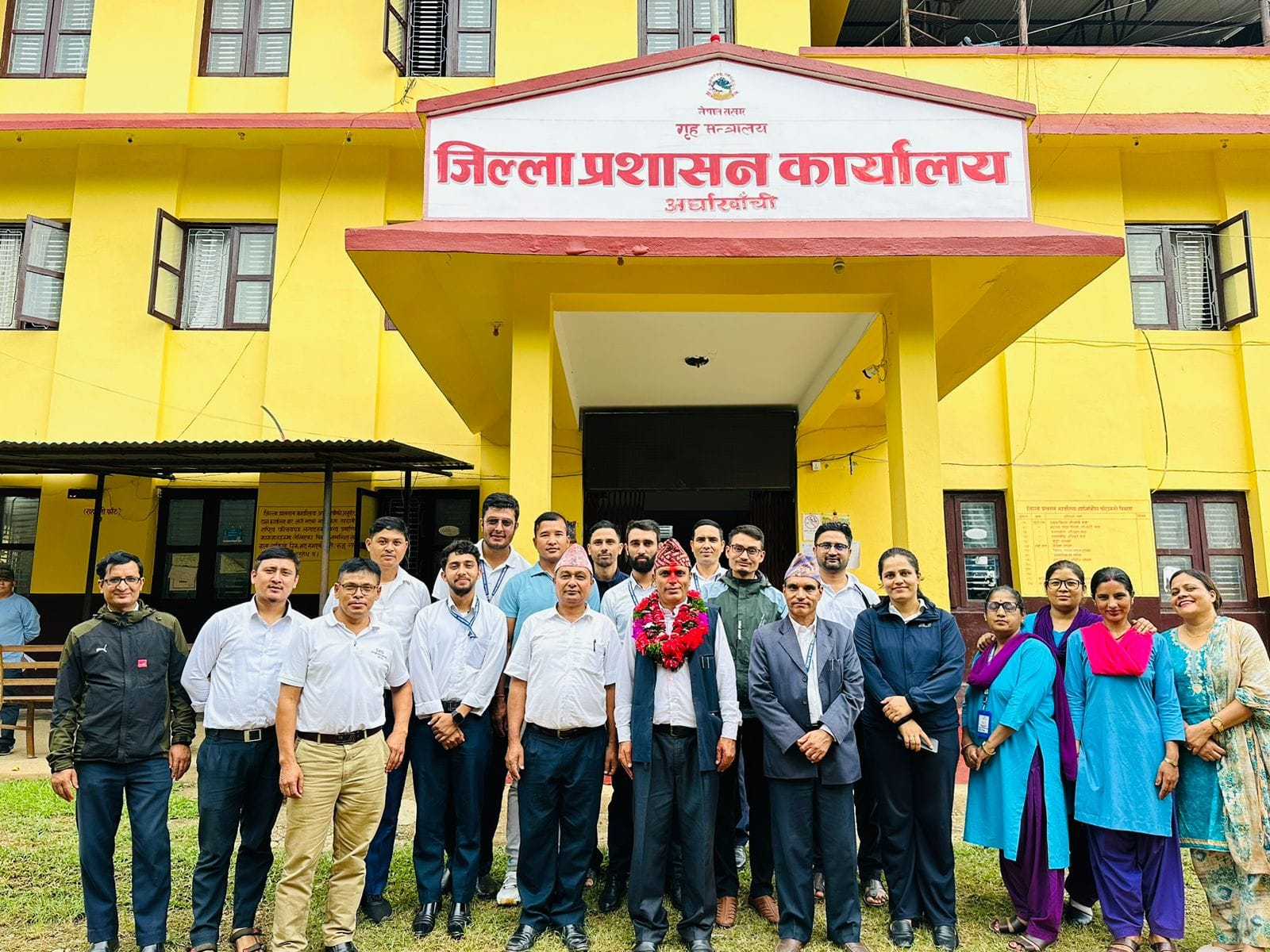 यस कार्यालयमा करिब दुई वर्षदेखि  सहायक प्रमुख जिल्ला अधिकारी तथा गत एक महिना देखि नि.प्रमुख जिल्ला अधिकारीको रुपमा सफल कार्यभार पश्चात सरुवा हुनुभएका श्री मेघनाथ पाध्या ज्युलाई आगामी सफल कार्यकालको शुभकामना सहित फेरी भेटौला कार्यक्रम सम्पन्न ।
