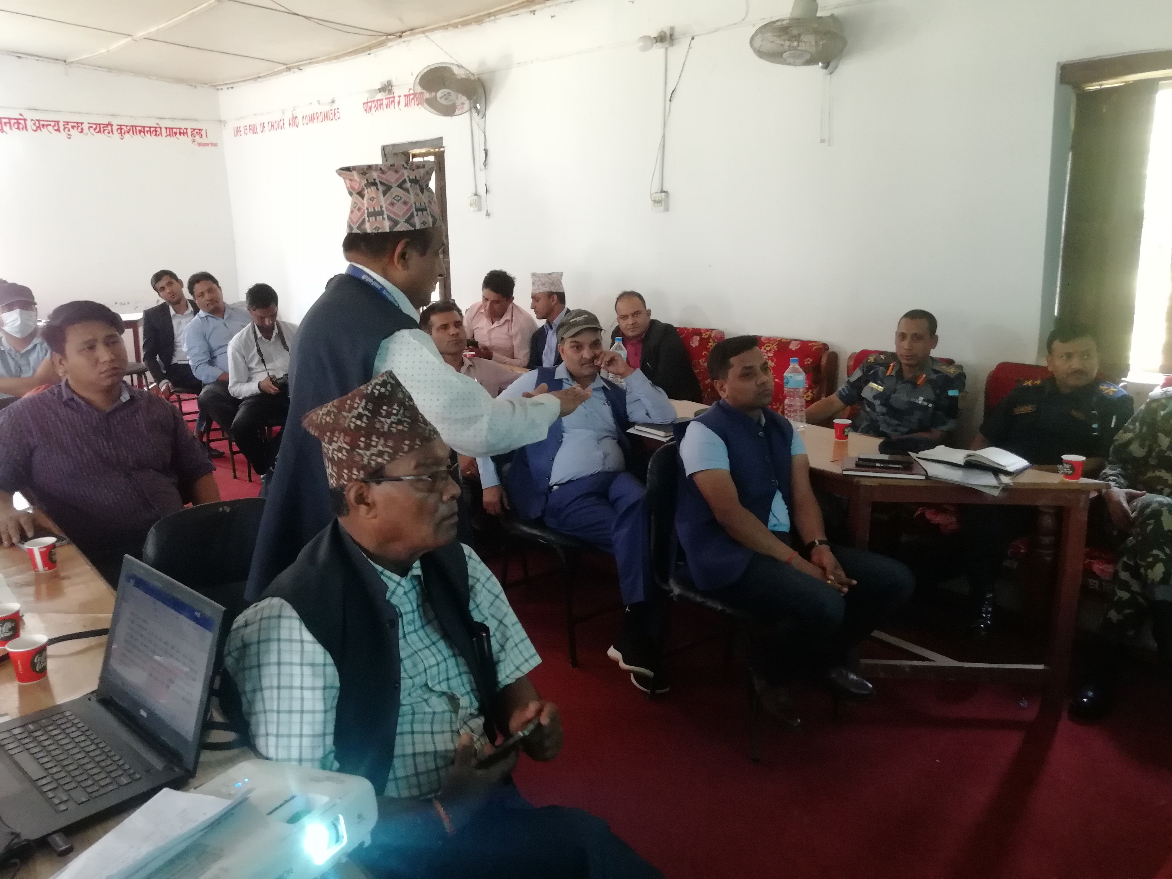 मिति २०८०।०१।२९ गते प्रमुख जिल्ला अधिकारी श्री मीना अर्यालको अक्ष्यक्षतामा सम्पन्न  जिल्ला विपद व्यवस्थापन समितिको बैठकबाट विभिन्न महत्वपूर्ण निर्णय भएका छन् । उक्त बैठकमा जिल्ला समन्वय समितिका प्रमुख, सन्धीखर्क न पा प्रमुख, मालारानी गा पा अध्यक्ष, राजनीत