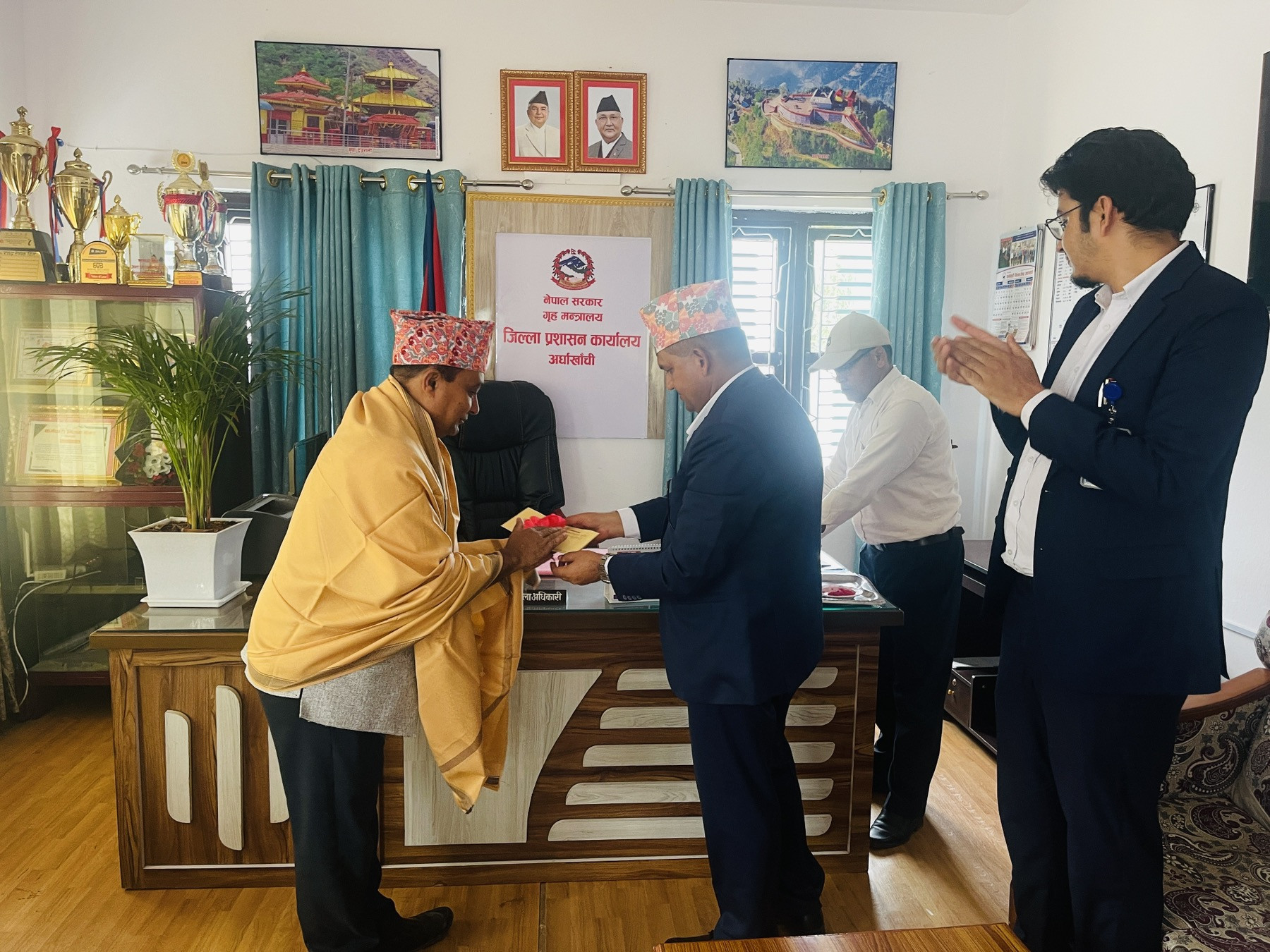 निजामती सेवा दिवस, २०८२ को अवसरमा उत्कृष्ट कर्मचारीको रुपमा यस कार्यालयमा कार्यरत तेज प्रसाद दमासे (खरिदार)लाई सम्मान गर्दै प्रमुख जिल्ला अधिकारी ।